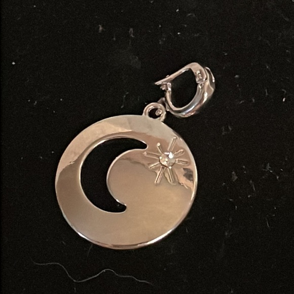 1.25” silver tone open round charm pendant w/crystal & jump hoop - Picture 2 of 10